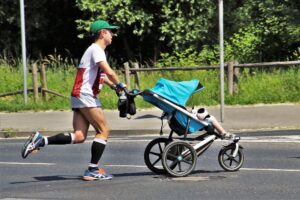 sport-père-coureur-marathon-avec-son-bébé