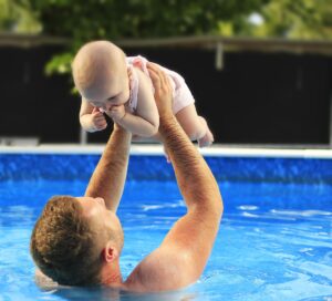 père-bébé-swimming-pool