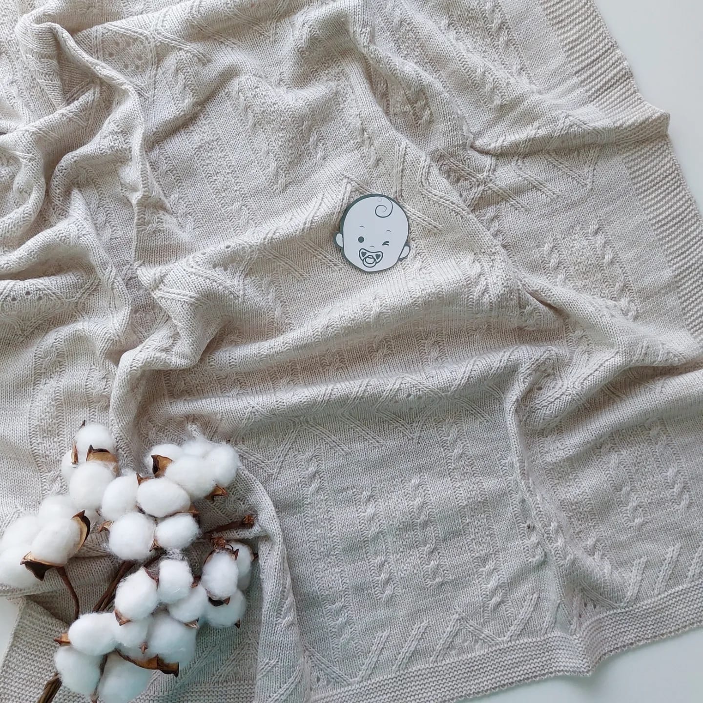 Couverture bébé en laine tricotée