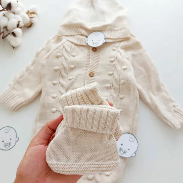 Grenouillère avec capuche et chaussettes bébé en laine tricoté