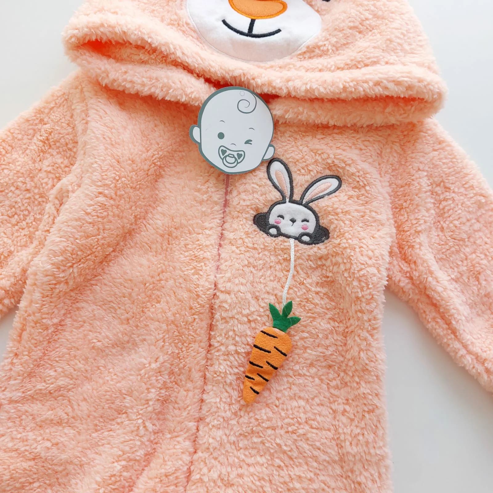Grenouillère bébé en polaire avec capuche carotte