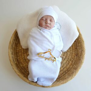 Emmaillotage bébé en blanc avec bonnet