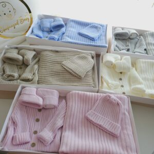 Coffret Cadeau de Naissance 4 Pièces en Tricot Côtelé - Collection Premier Jour de Bébé