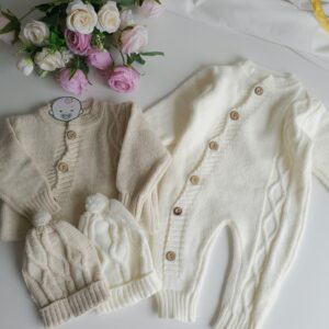 Grenouillère bébé tricoté élégant avec boutons en bois - Bonnet inclus