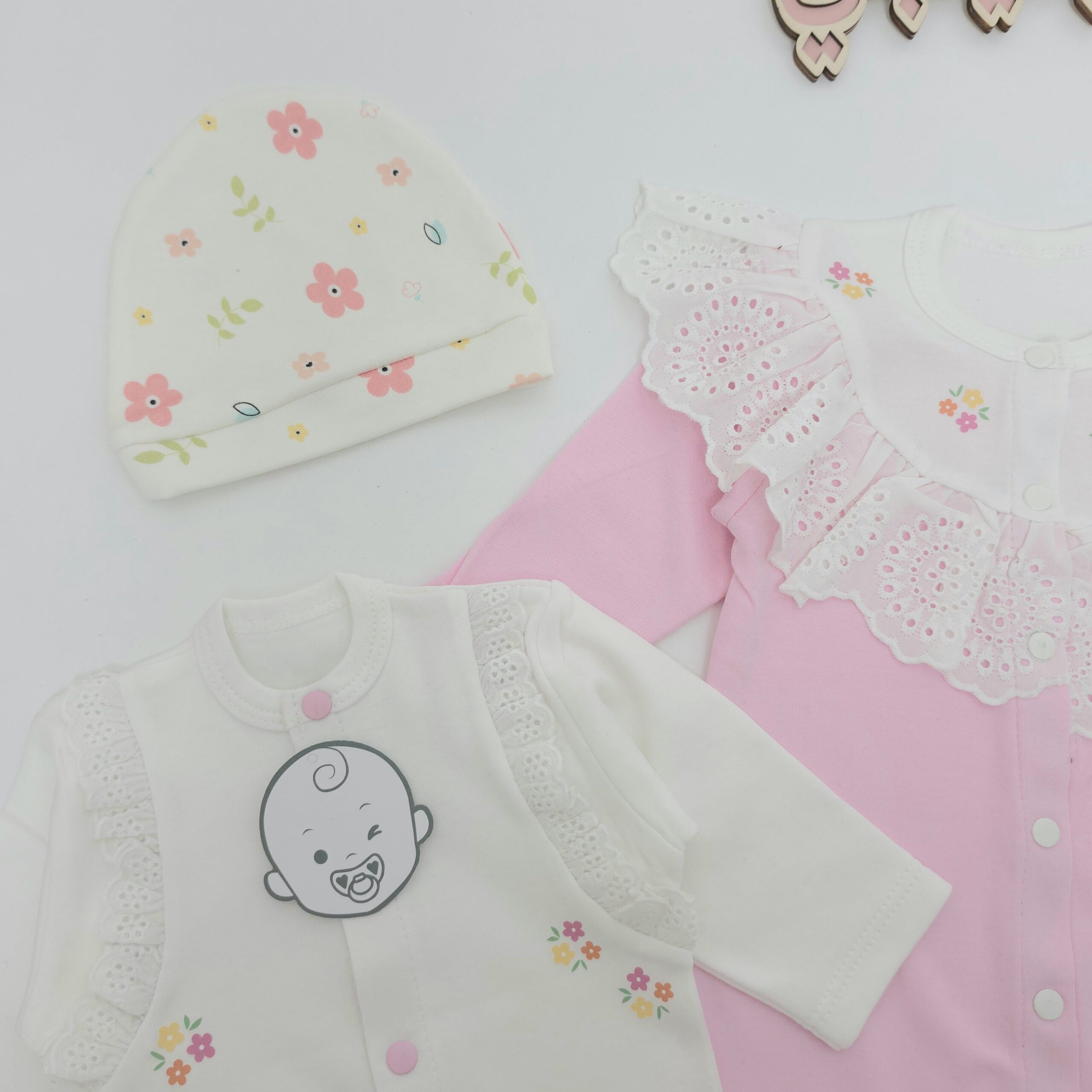 Ensemble Naissance Fille 0.3mois - 100% Coton – Coffret Bébé 8 Pièces - Image 3